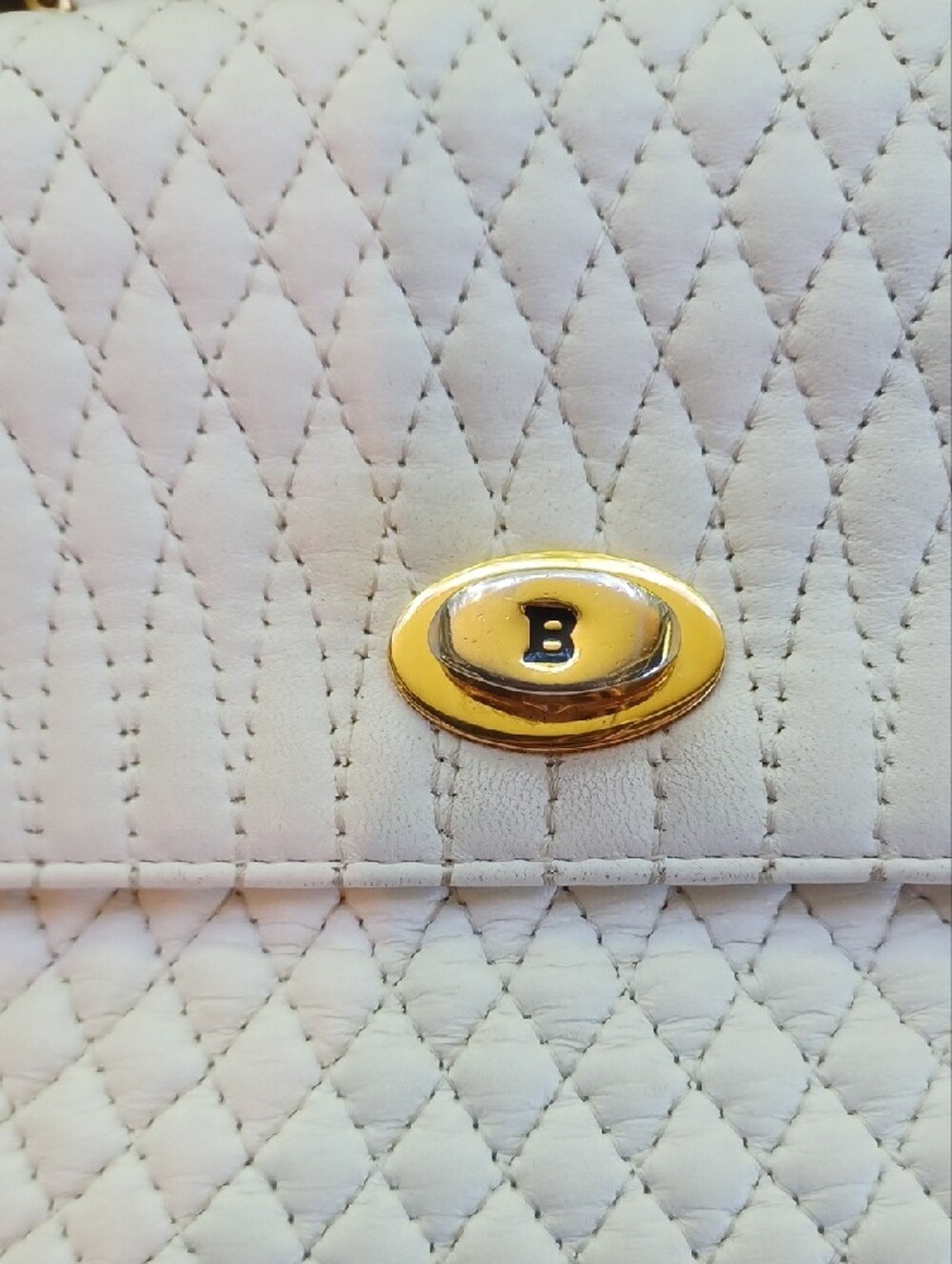 VINTAGE BALLY Quilted Cream Crossbody Bag with Gold Chain Strap - Picture 2 of 8